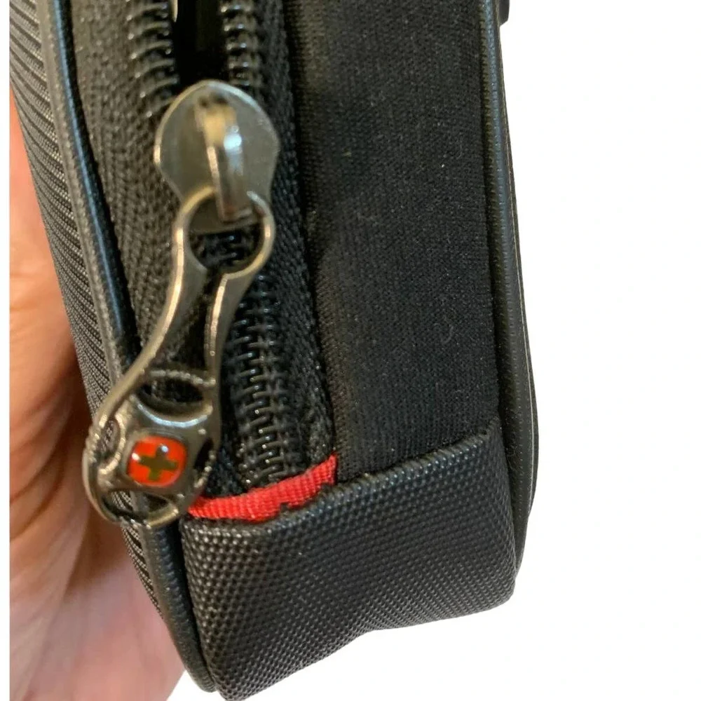 Vintage Collectible NIKON COOLPIX P50 Digital Camera UNTESTED and Wenger Case